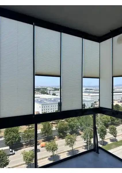 Blind-X Krem Plise Katlanır Cam Balkon Perdesi ile Modern ve Pratik Dekorasyon