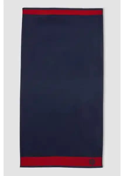 DeFacto Erkek Pamuklu Plaj Havlusu: Şık ve Konforlu Seyahat ve Plaj Aksesuarı