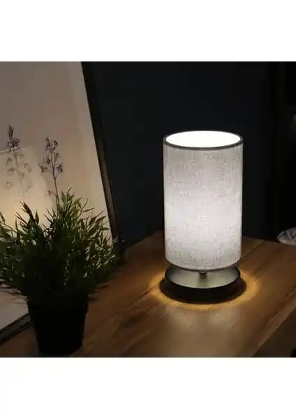 Homing Kumaş Başlıklı Modern Abajur: Şık ve Fonksiyonel Yatak Odası Aydınlatması