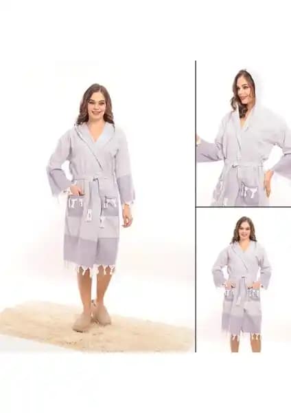 Hürrem Mor Püsküllü Kapüşonlu Bornoz: Şıklık ve İşlevsellik Sunan Unisex Tasarım