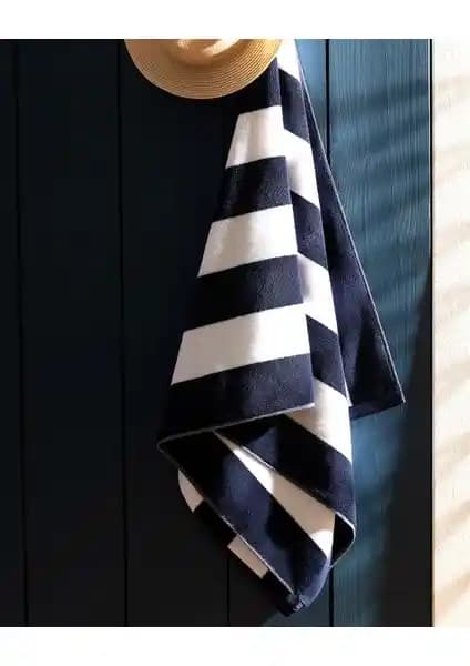 Madame Coco Hector Plaj Havlusu: Şıklık ve Dayanıklılık Arasında Dengeli Seçenek