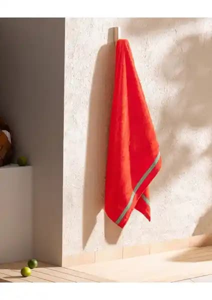 Madame Coco Niels Plaj Havlusu Yaz Ayları İçin Şık ve Fonksiyonel Bir Seçenektir