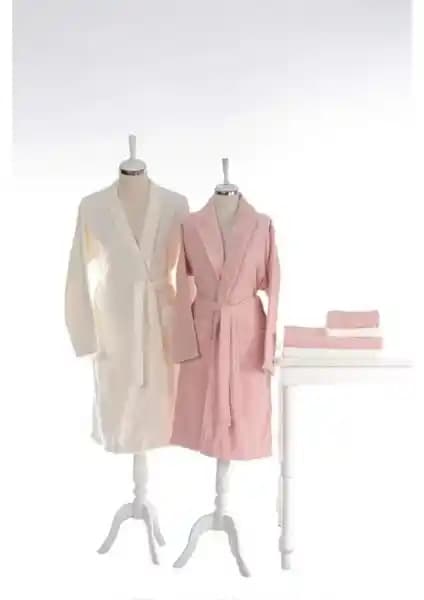 Özdilek Orkide Güpürlü Aile Bornoz Seti: Şıklık ve Konforu Bir Arada Sunar