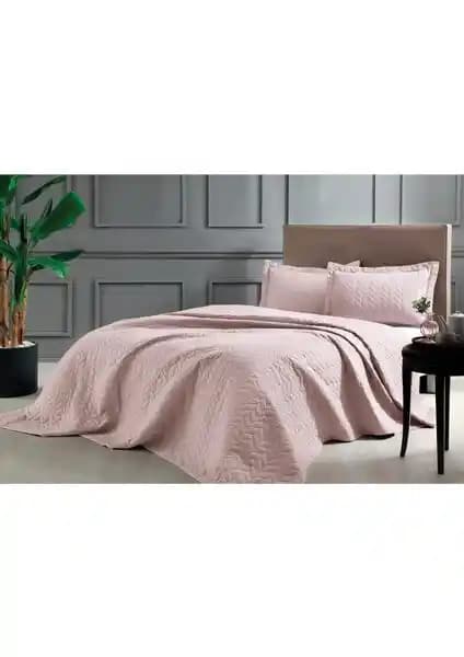 Taç Glory Çift Kişilik Pudra Yatak Örtüsü Modern ve Şık Tasarımıyla Dekorasyonunuza Uyum Sağlar