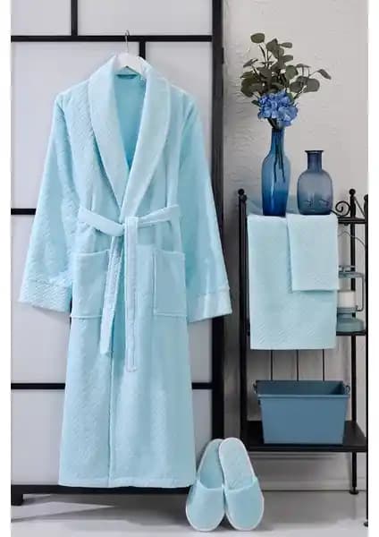 Vevien Home Ansaaj Açık Mavi Kadife Jakarlı Bornoz Takımı: Konfor ve Şıklığın Buluşması