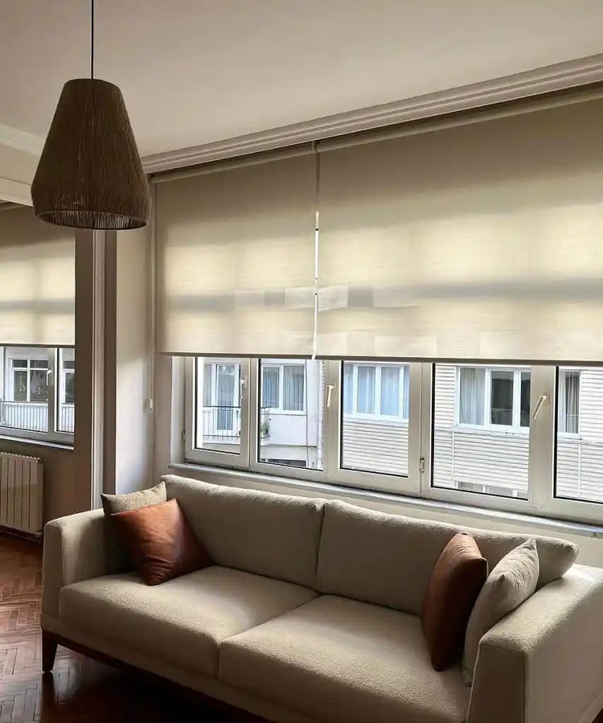 Büyük Pencereler İçin Perde ve Stor Seçimi: Estetik ve Fonksiyonel Yaklaşımlar