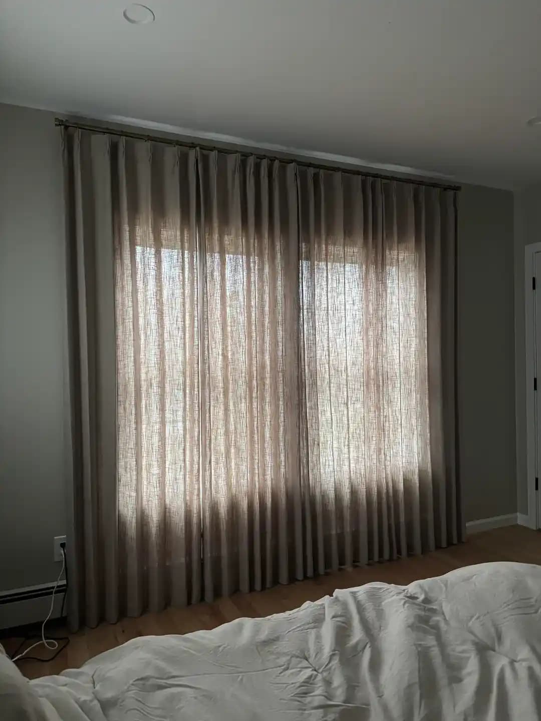 Yatak Odası Perdeleri Nasıl Seçilir ve Doğru Şekilde Asılır: Estetik ve Fonksiyonellik