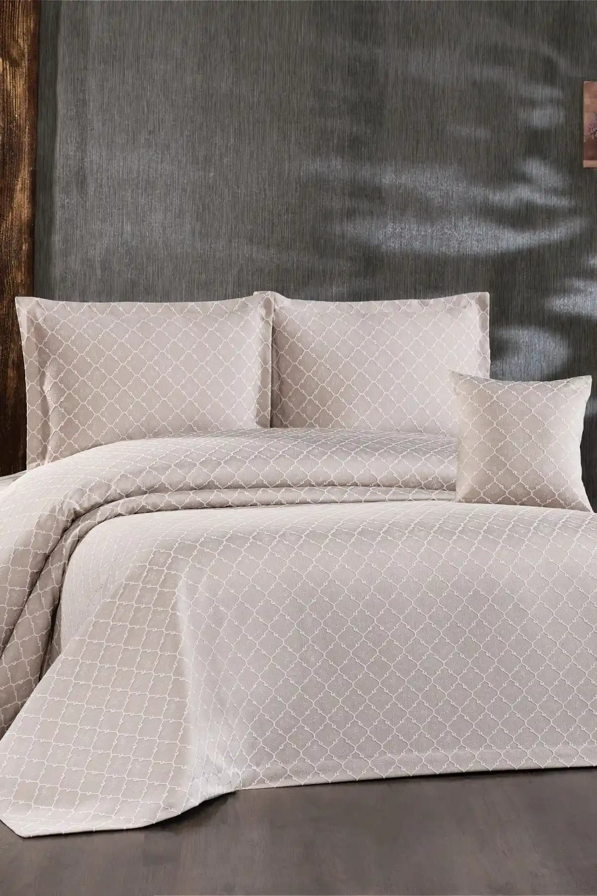 İnce Pike Yatak Örtüsü ile Modern ve Şık Yatak Odası Dekorasyonları