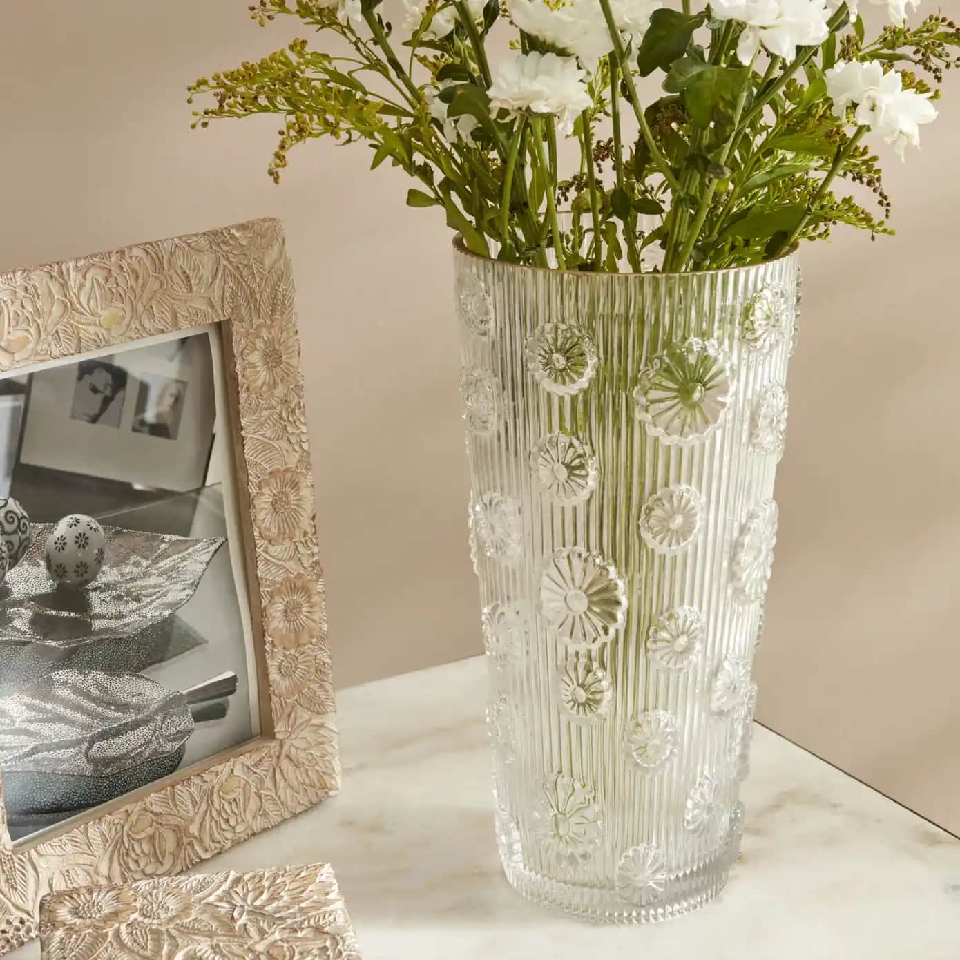 Karaca Vazolarıyla Ev Dekorasyonunuza Zarafet Katın Modern ve Şık Tasarımlarla Fark Yaratın