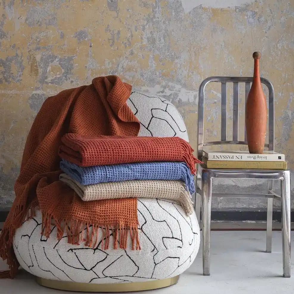 Kiremit Rengi Battaniyelerle Ev Dekorasyonunda Sıcak ve Şık Atmoslar Yaratın