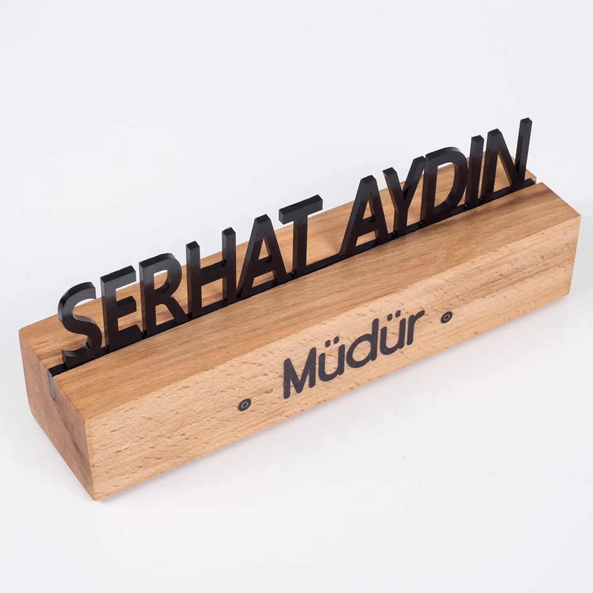 Masaüstü İsimlikleriyle Ofis ve Mekan Dekorasyonunu Şık Hale Getirin