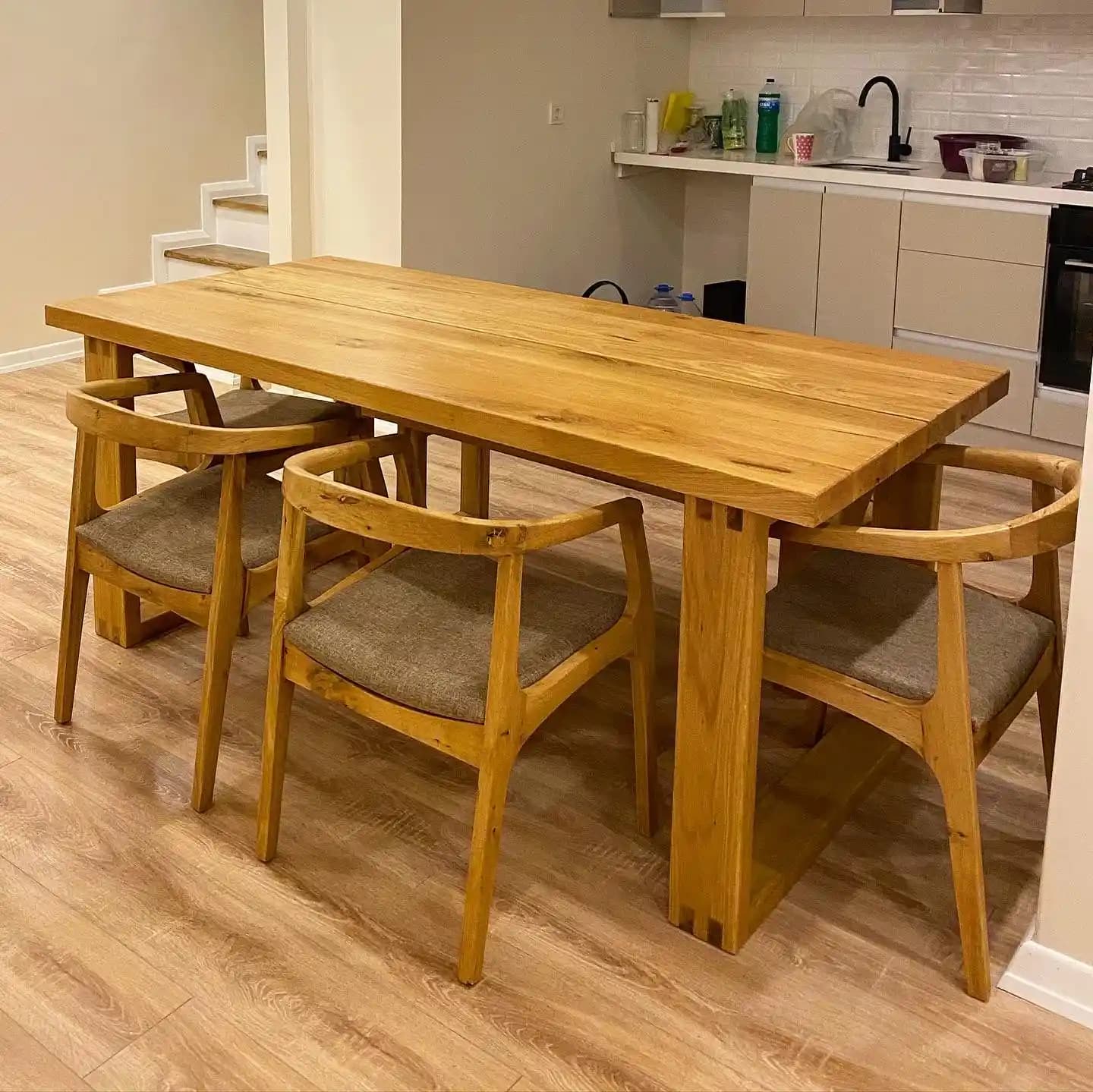 Meşe Rengi Mobilya ve Dekorasyon: Doğal ve Şık Bir İç Mekan Yaratmanın Yolları