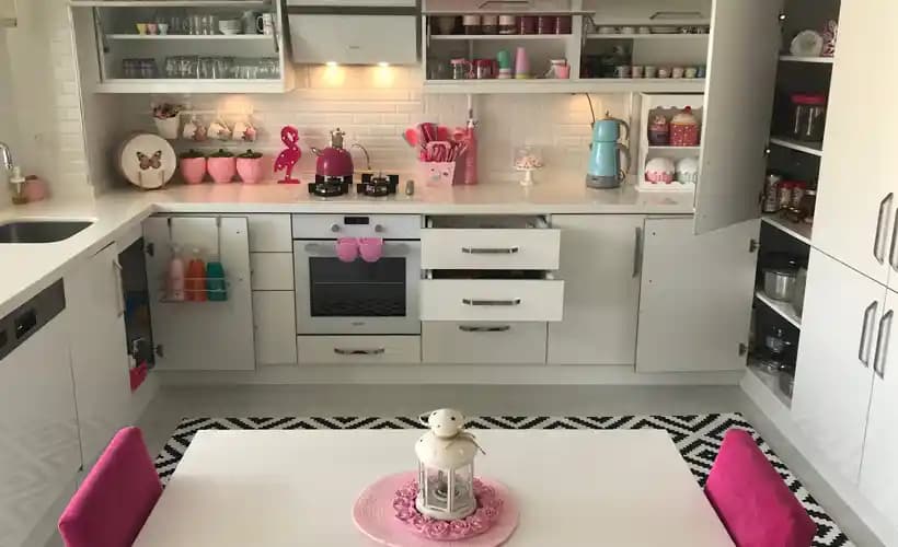 Mutfak ve Oturma Alanlarında Dekoratif Süs Eşyalarıyla Şıklık ve Fonksiyonellik Sağlama