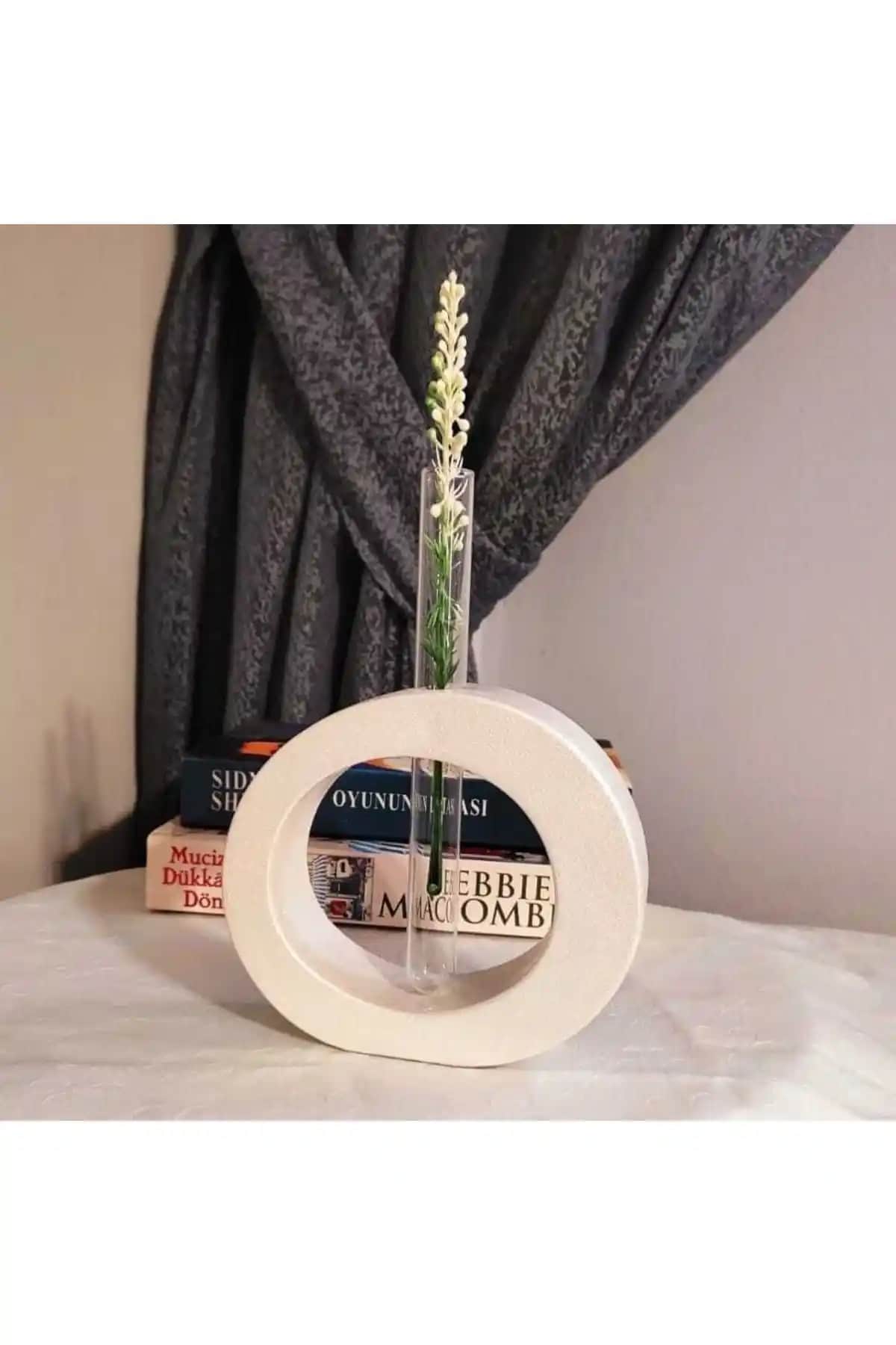 Tüp Vazo Seçenekleri ve Dekorasyonda Modern ve Şık Kullanım İpuçları