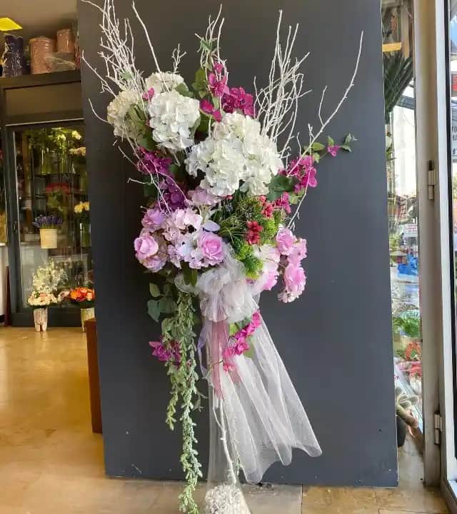 Uzun Vazoda Yapay Çiçek Modelleriyle Dekorasyonda Şıklık ve Dayanıklılık