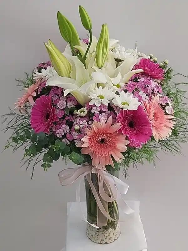 Vazoda Çiçek Dekorasyonu: Seçim, Düzenleme ve Bakım İpuçları