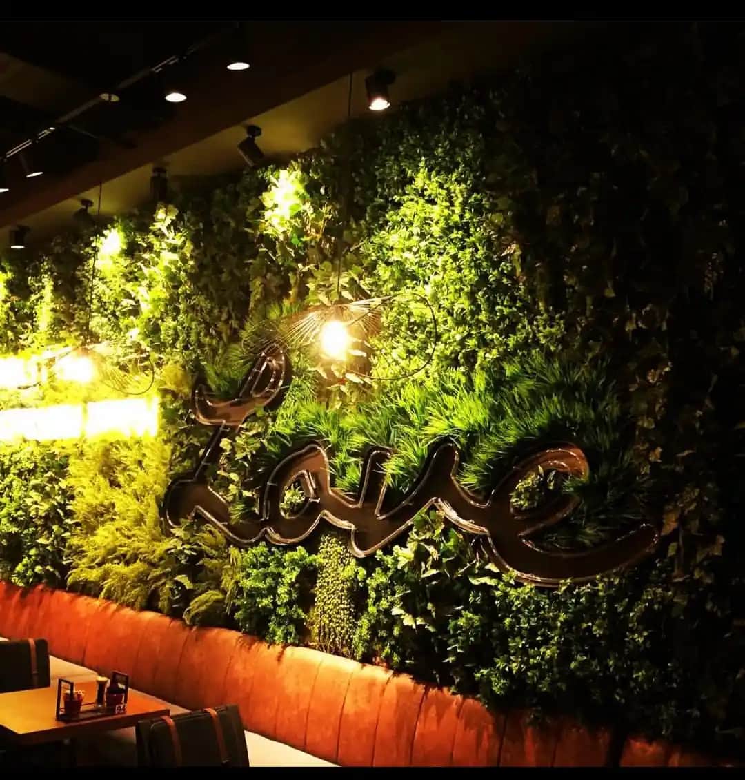 Yapay Çiçek Dekorasyonu: Estetik ve Pratik Mekanlar İçin Modern Çözüm