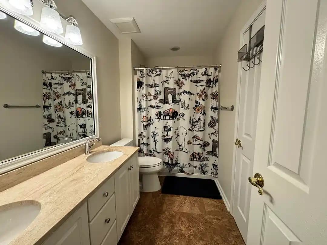 Banyoda Ulusal Park Temalı Renk Paleti ile Fonksiyonel ve Estetik Dekorasyon