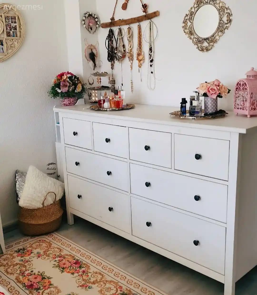 Dekoratif Şifonyer Düzeni: Geleneksel ve Maksimalist Tarzda Yerleşim İpuçları