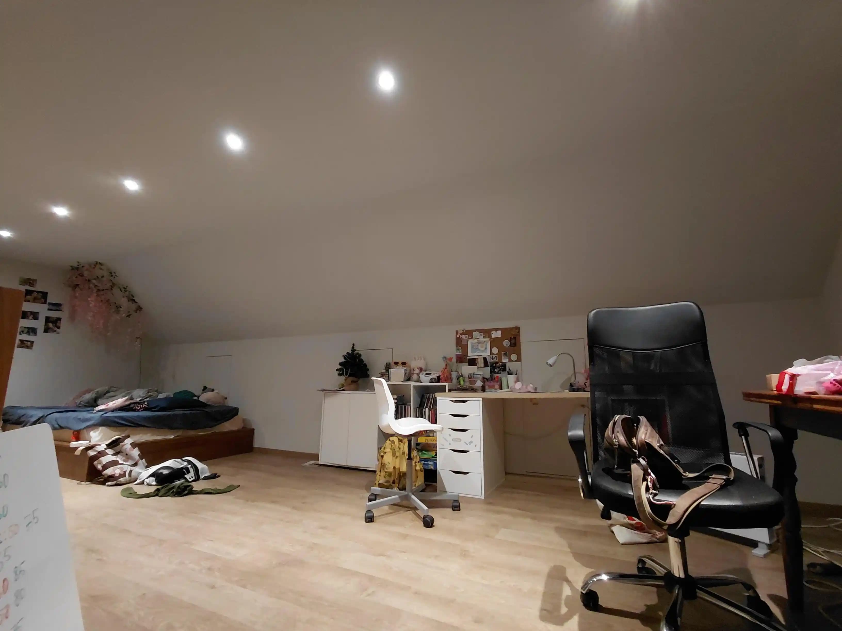 Eğimli Tavanlı Odalarda Maksimalist Tasarım ve Fonksiyonel Mobilya Yerleşimi Önerileri