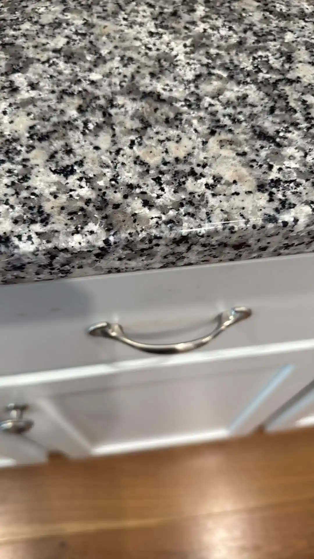 Eski Tarz Granit Tezgahlar İçin Uyumlu Dolap Boya Renkleri ve Dekorasyon Önerileri