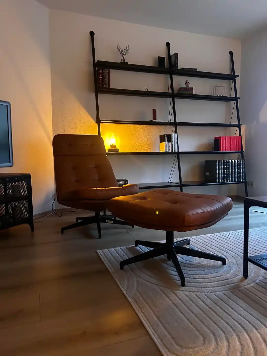 Ev Dekorasyonunda Aydınlatma ve Kitaplık Düzeni: Erkek Mağarası Görünümünden Kaçınma Yöntemleri