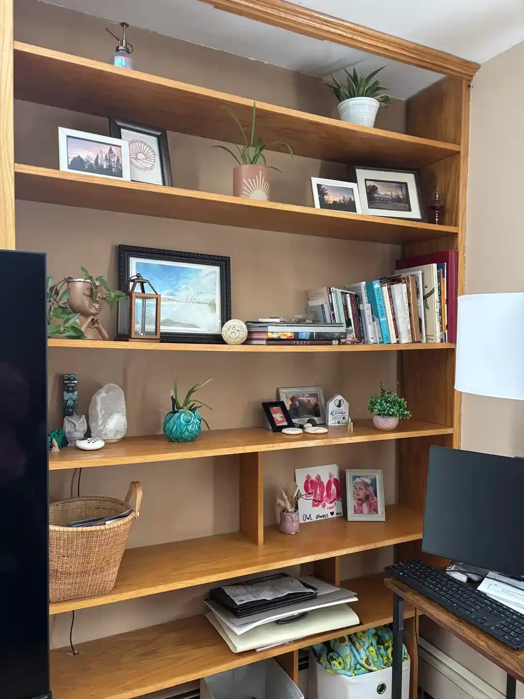 Ev Dekorasyonunda Raf Düzenlemesi: Yapısal Sağlamlık ve Estetik Dengeyi Sağlama