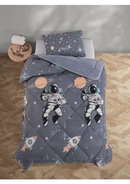 Formeya Astronot Desenli ve Yüncü Hanım Merinos Kuzu Yünü Yorgan Karşılaştırması