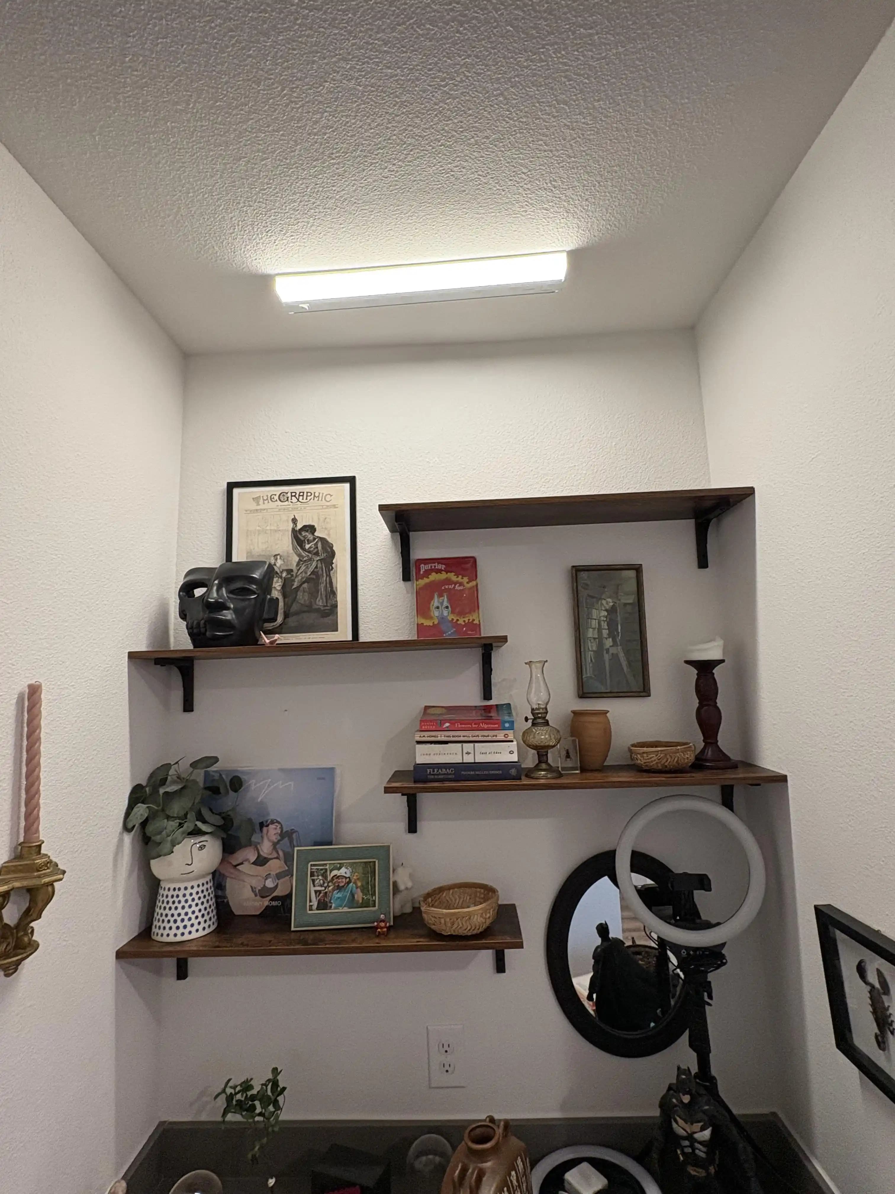 Küçük Alanlarda Raf Düzenleme ve Işıklandırma ile Estetik Çözümler