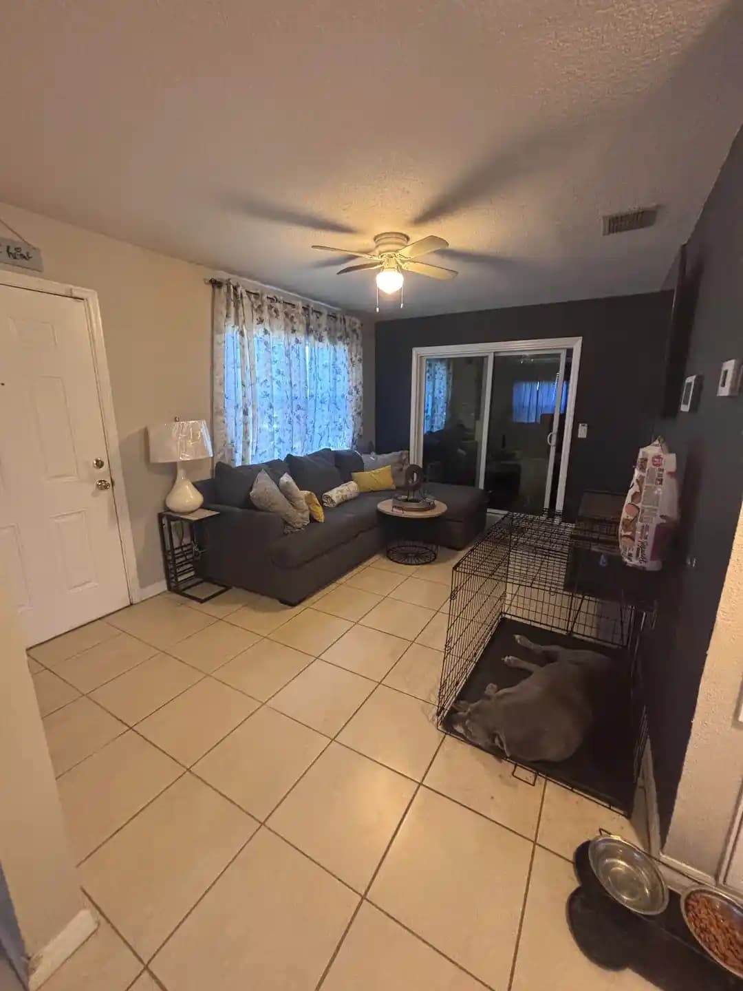 Küçük Oturma Odasında Modern ve Sıcak Atmosfer Yaratmak İçin Dekorasyon Önerileri