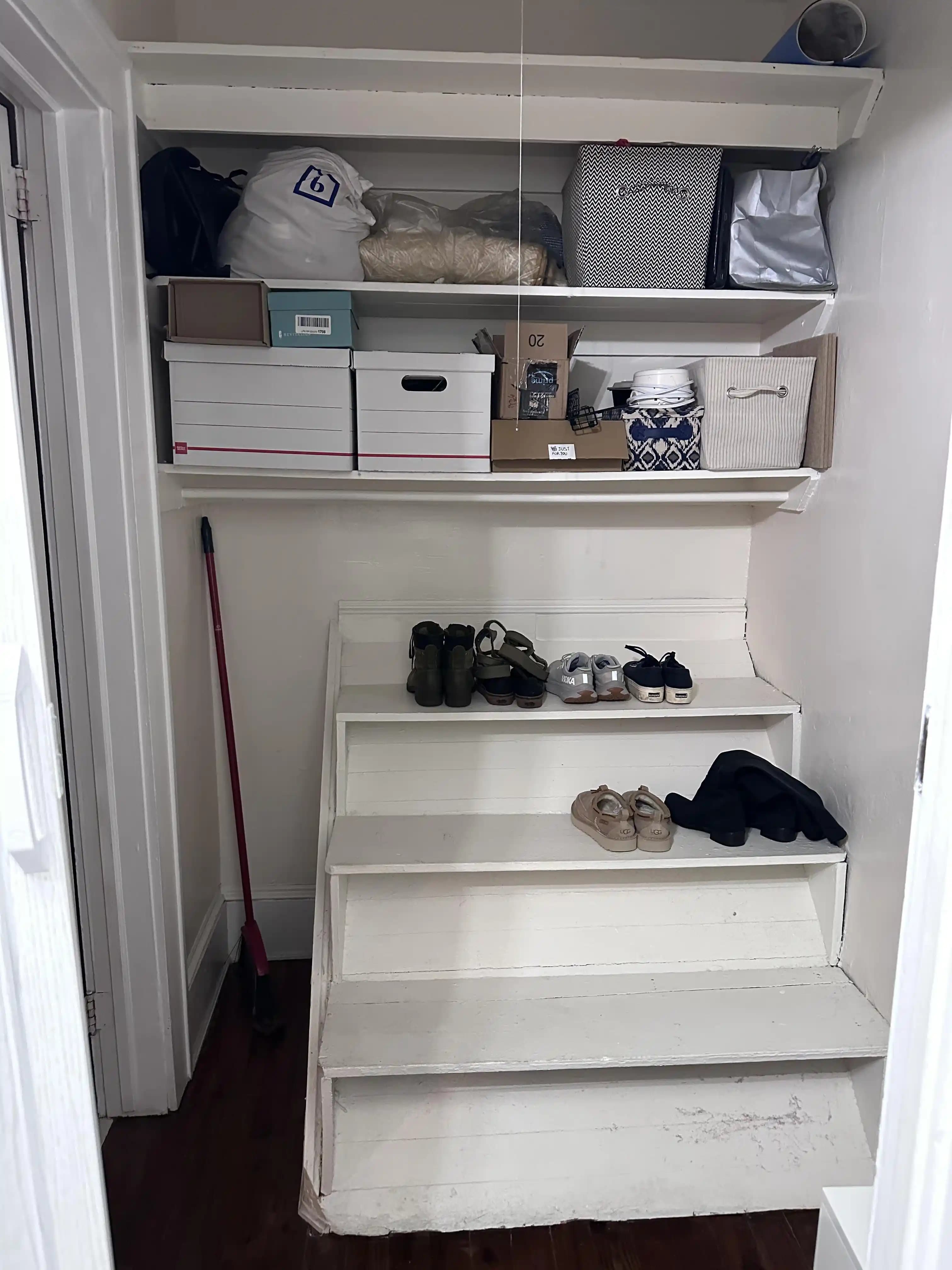 Merdivenli Küçük Ev Köşelerini Fonksiyonel ve Estetik Hale Getirme Yöntemleri