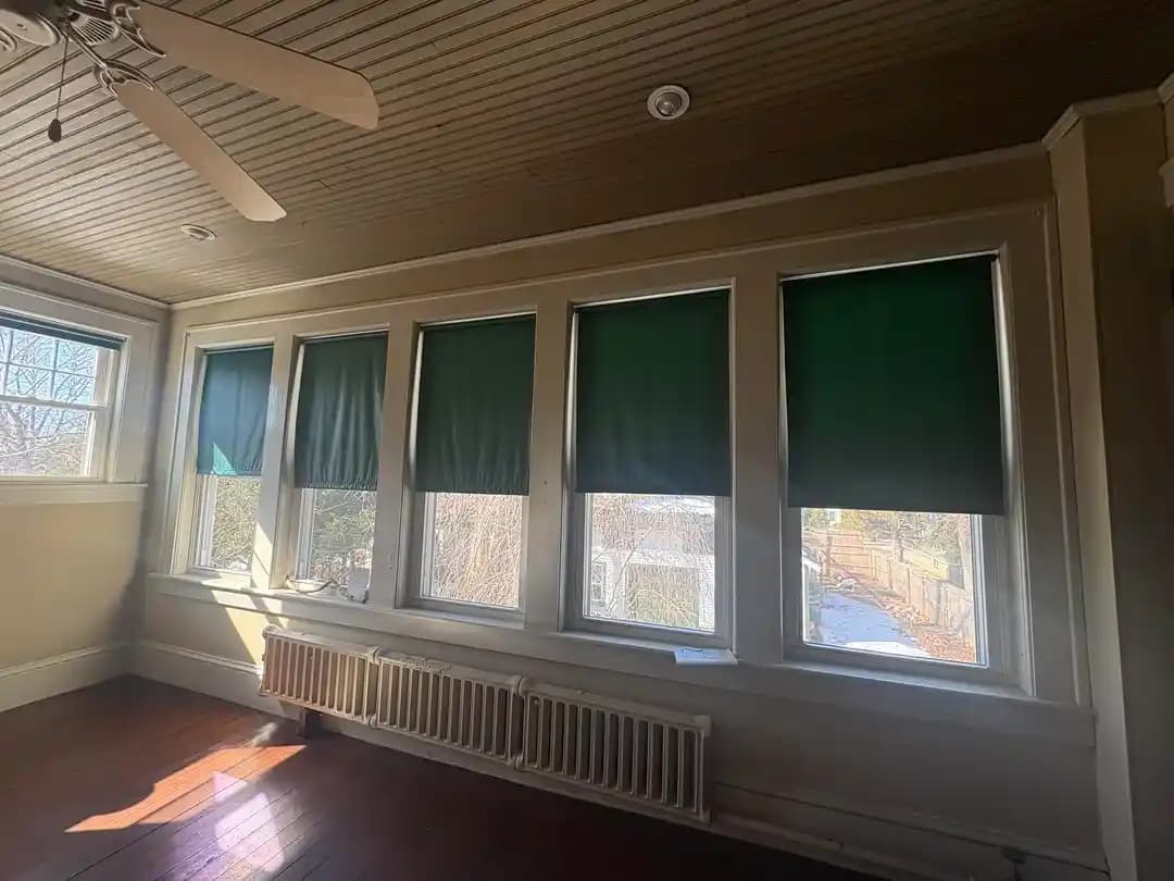 Ofis Pencereleri İçin Fonksiyonel ve Estetik Perde ile Stor Seçenekleri