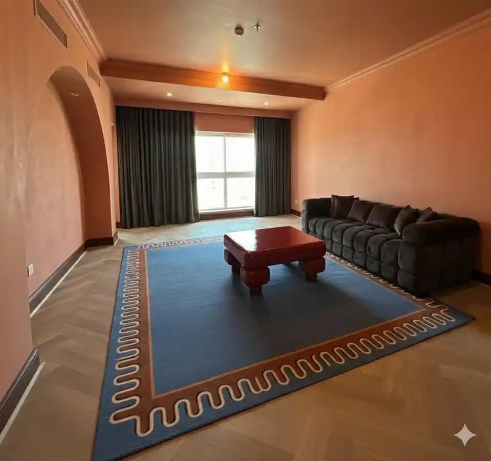 Oturma Odasında Turuncu Duvarlara Uyum Sağlayan Mavi Tonlarında Halı Seçimi ve Dekorasyon