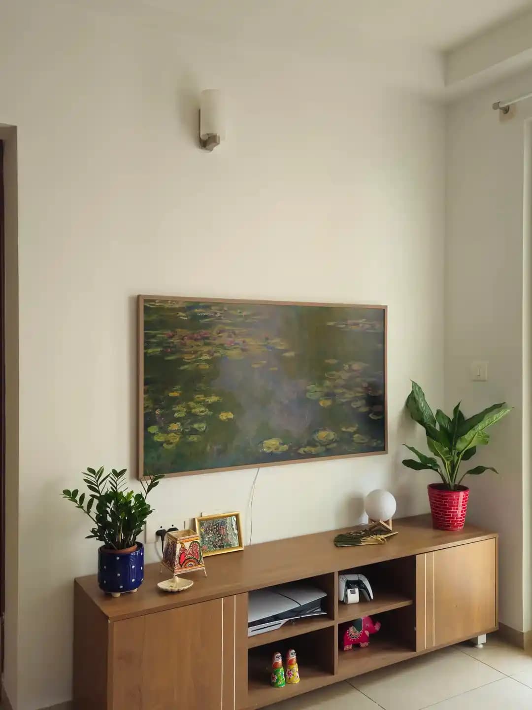 Samsung Frame TV Çevresinde Galeri Duvarı mı Yoksa Kanepe Üstü Duvar Dekoru mu Tercih Edilmeli?