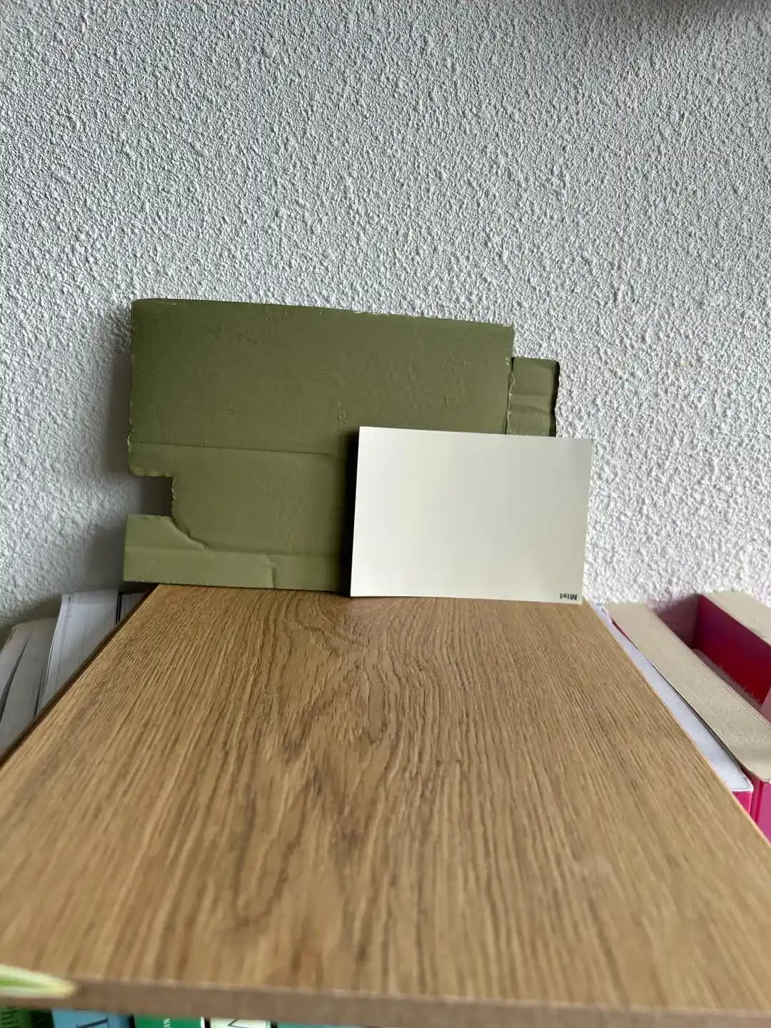 Zeytin Yeşili ve Mavi-Yeşil Tonlarının Ahşap Zemin ve Beyaz Duvarlarla Renk Uyumu