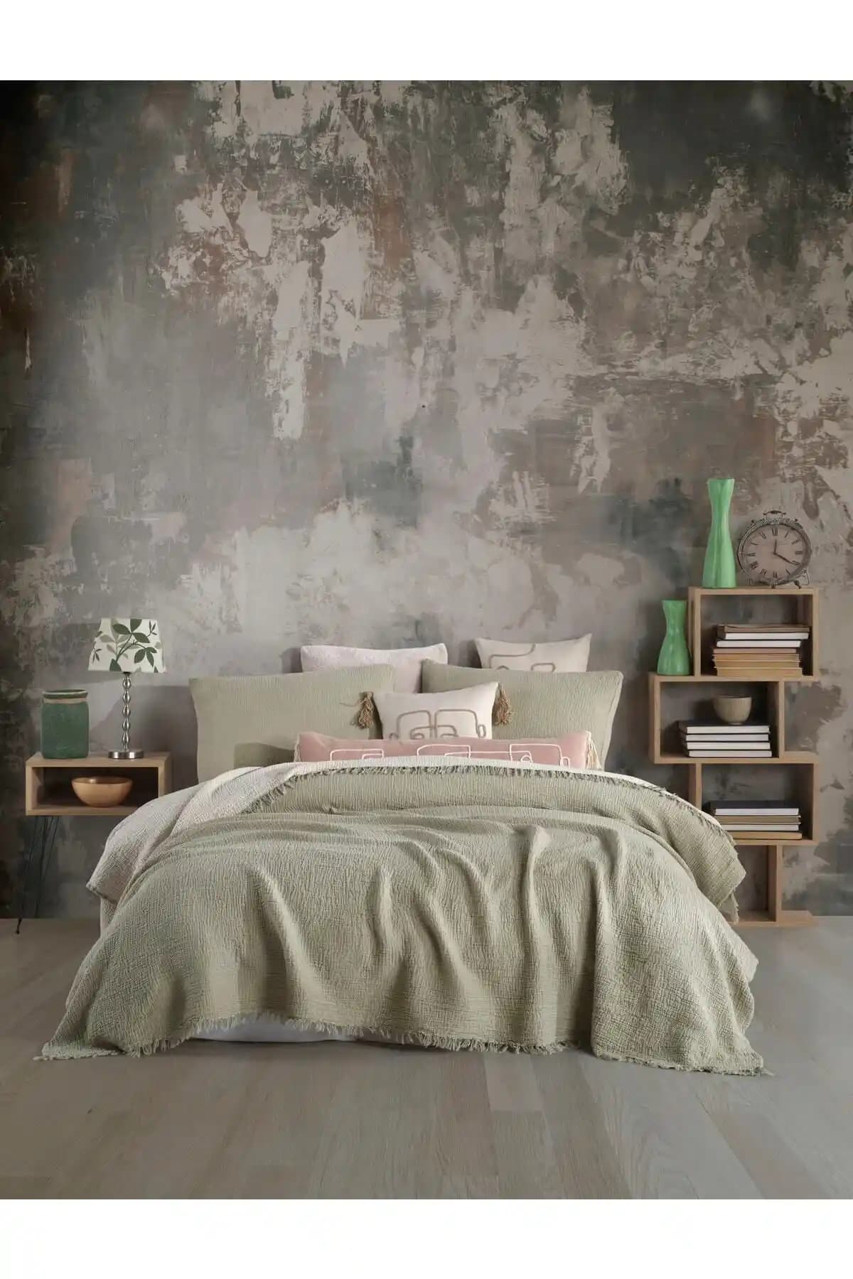 Adaçayı Yeşili 4 Katlı Müslin Yatak Örtüsü: Doğal ve Şık Yatak Dekorasyonu Çözümü