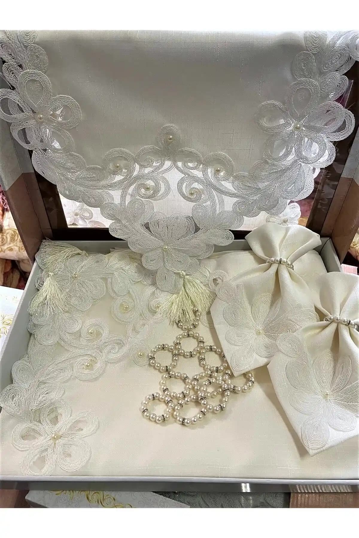 Çeyiz İçin Estetik ve Dayanıklı Masa Örtüsü ve Yemek Takımı Seti Özellikleri