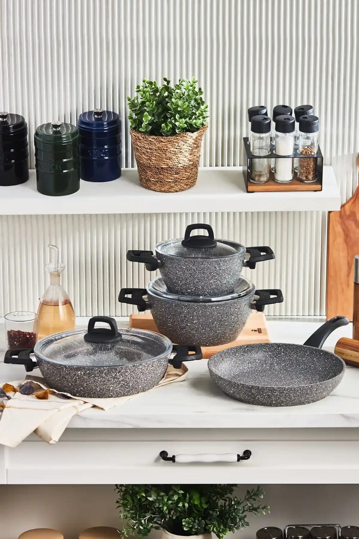 Karaca Gris Biogranit 7 Parça Tencere Seti: Dayanıklı ve Estetik Mutfak Gereçleri