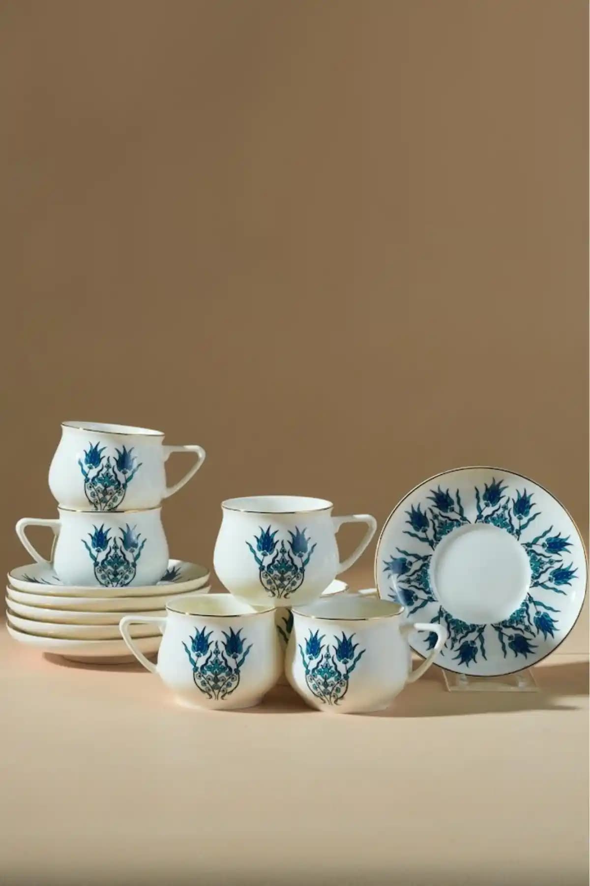 Karaca İznik Yeni Form 6 Kişilik Kahve Fincanı Takımı Modern ve Şık Tasarımıyla Öne Çıkıyor