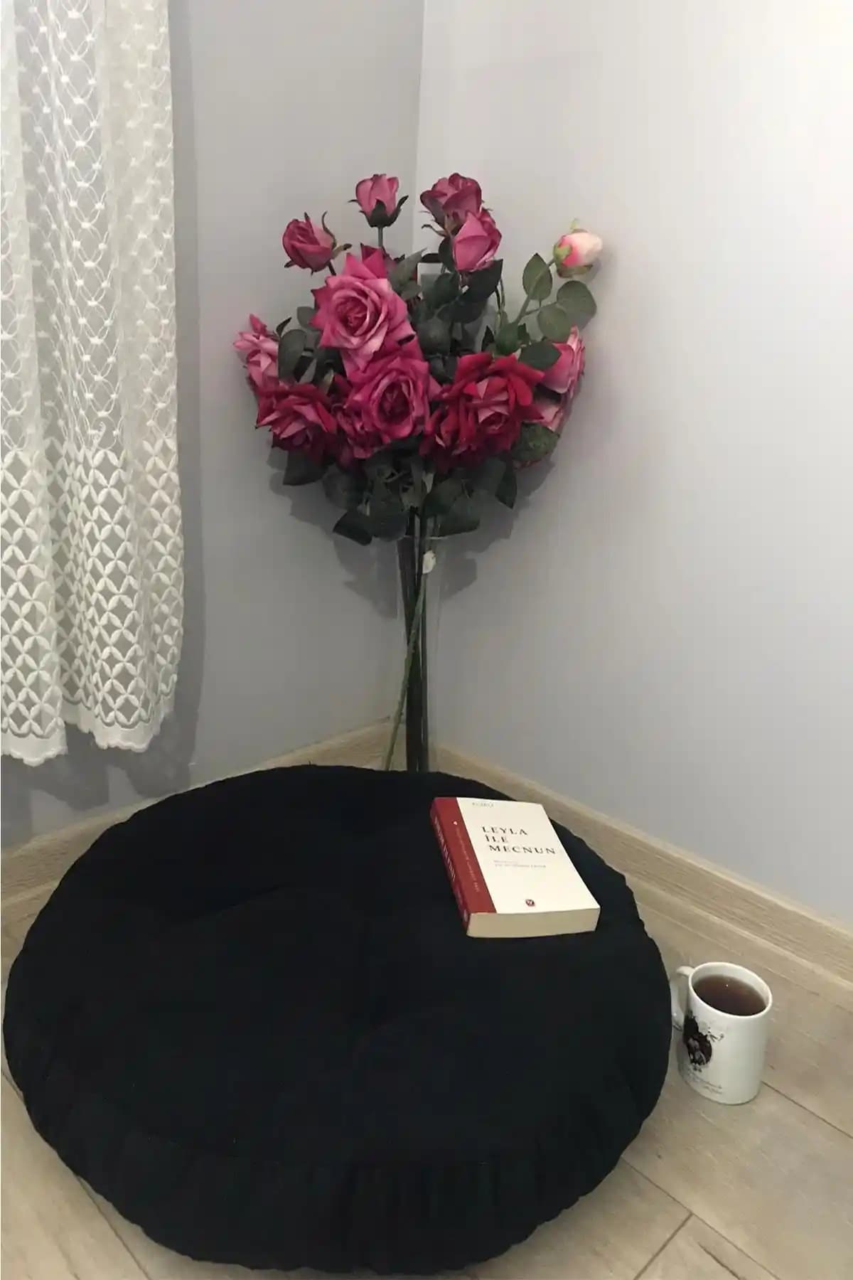 Lavinia Puf Siyah Modern Mini Yer Pufu Konfor ve Şıklık Sunar