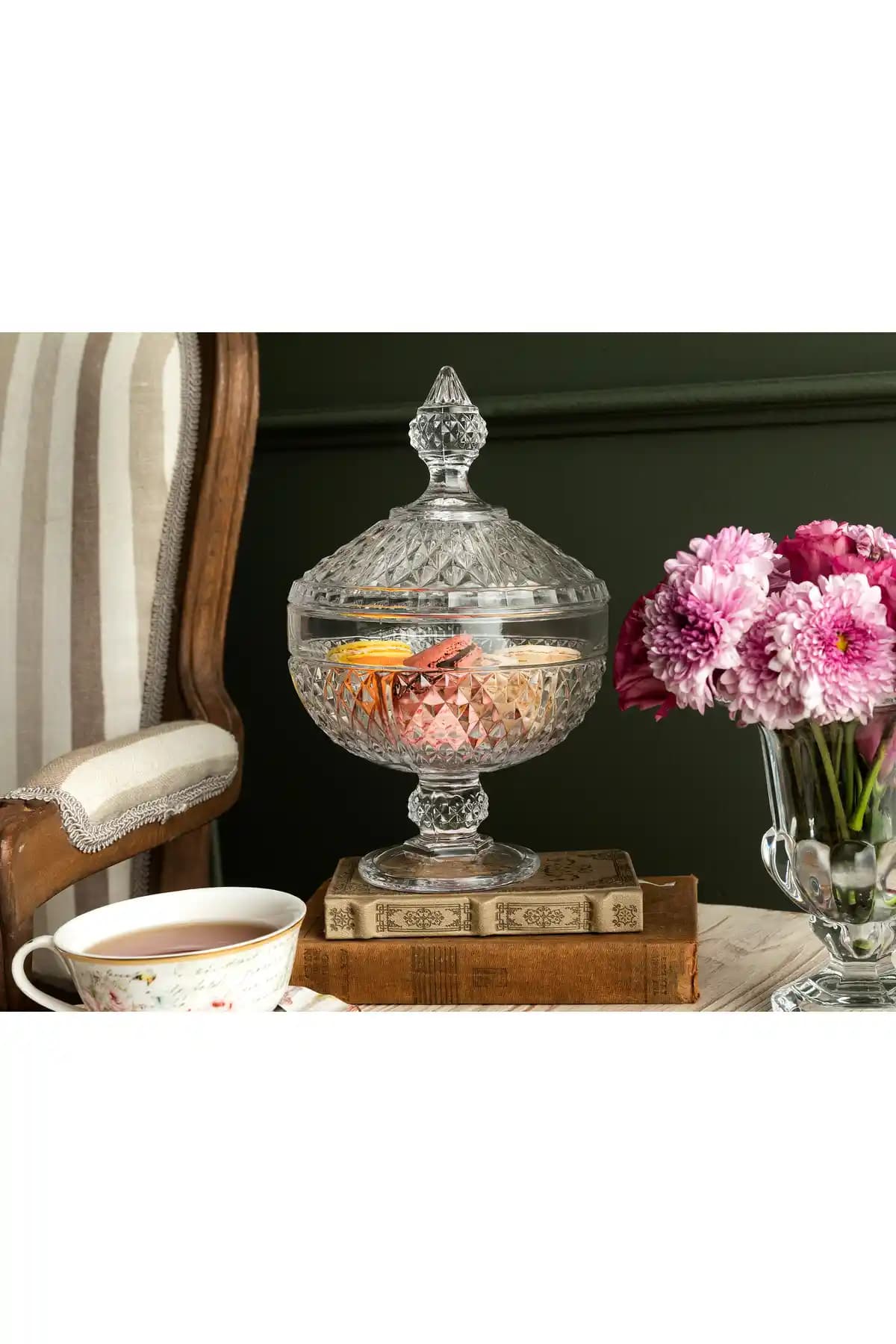 Madame Coco Gagnon Ayaklı Küçük Boy Şekerlik: Şık ve Dayanıklı Cam Dekoratif Parça