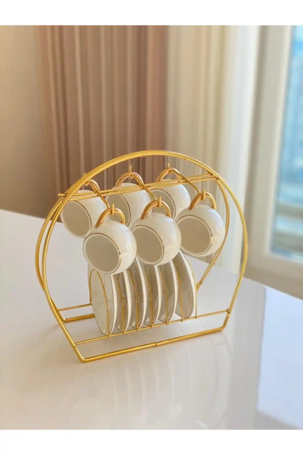 Modern ve Şık Altın Renk Fincan Askılığı Standı ile Mutfak Dekorasyonunuza Zarif Dokunuş