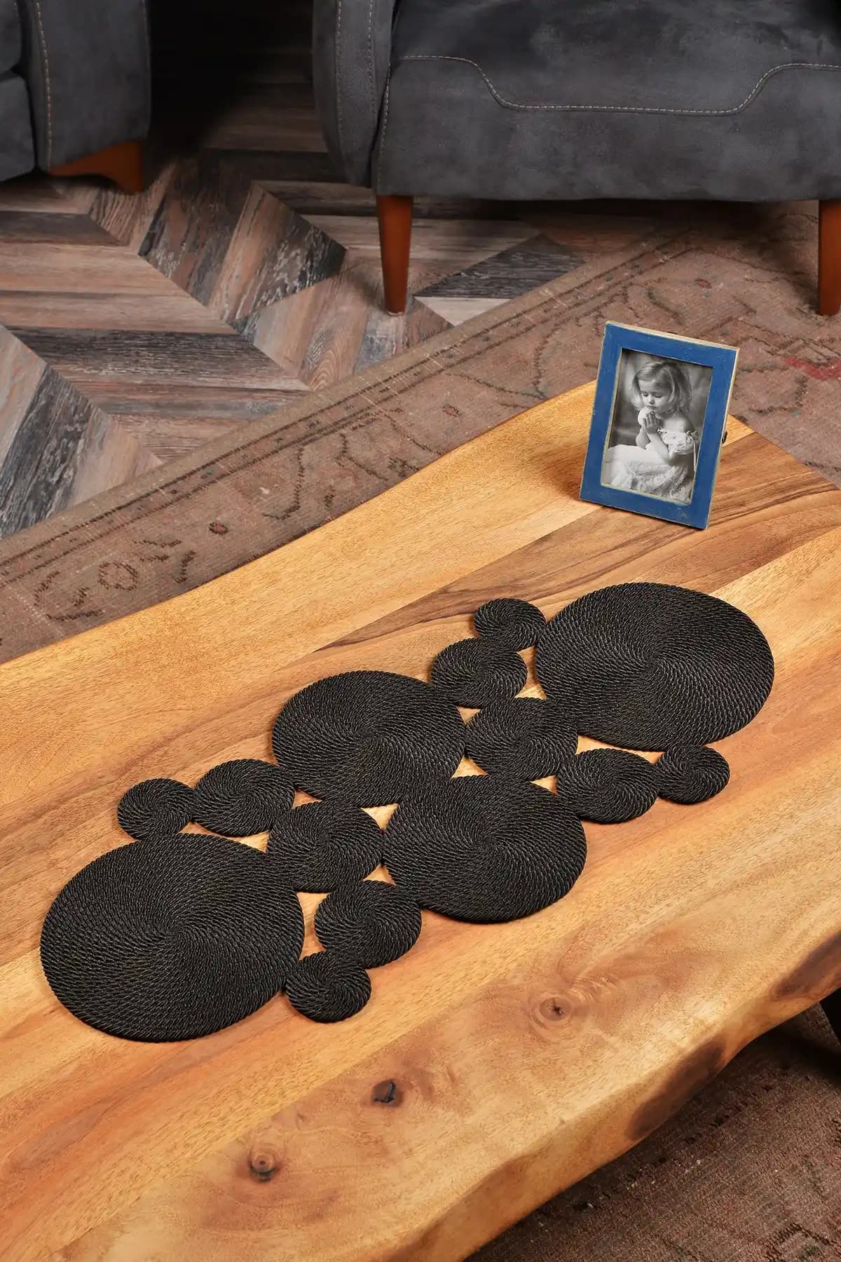 Natural Dowry Siyah Yıkanabilir Geometrik Desenli Masa Örtüsü Modern ve Dayanıklı Tasarım