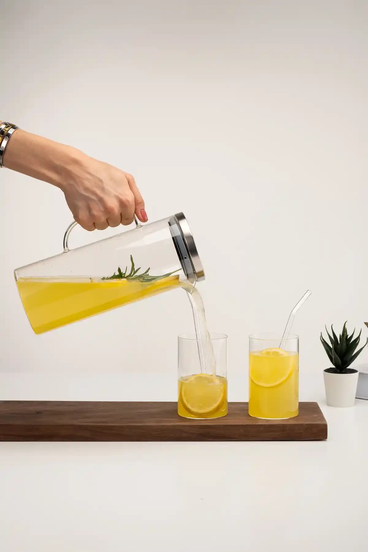 Nette Ucuzluk Borosilikat Cam Sürahi ve Bardak Seti: Şıklık ve Fonksiyonellik Bir Arada