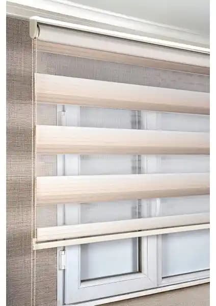 Perde Seçiminde Krem Renkli Zebra ve Düz Stor Perde Karşılaştırması