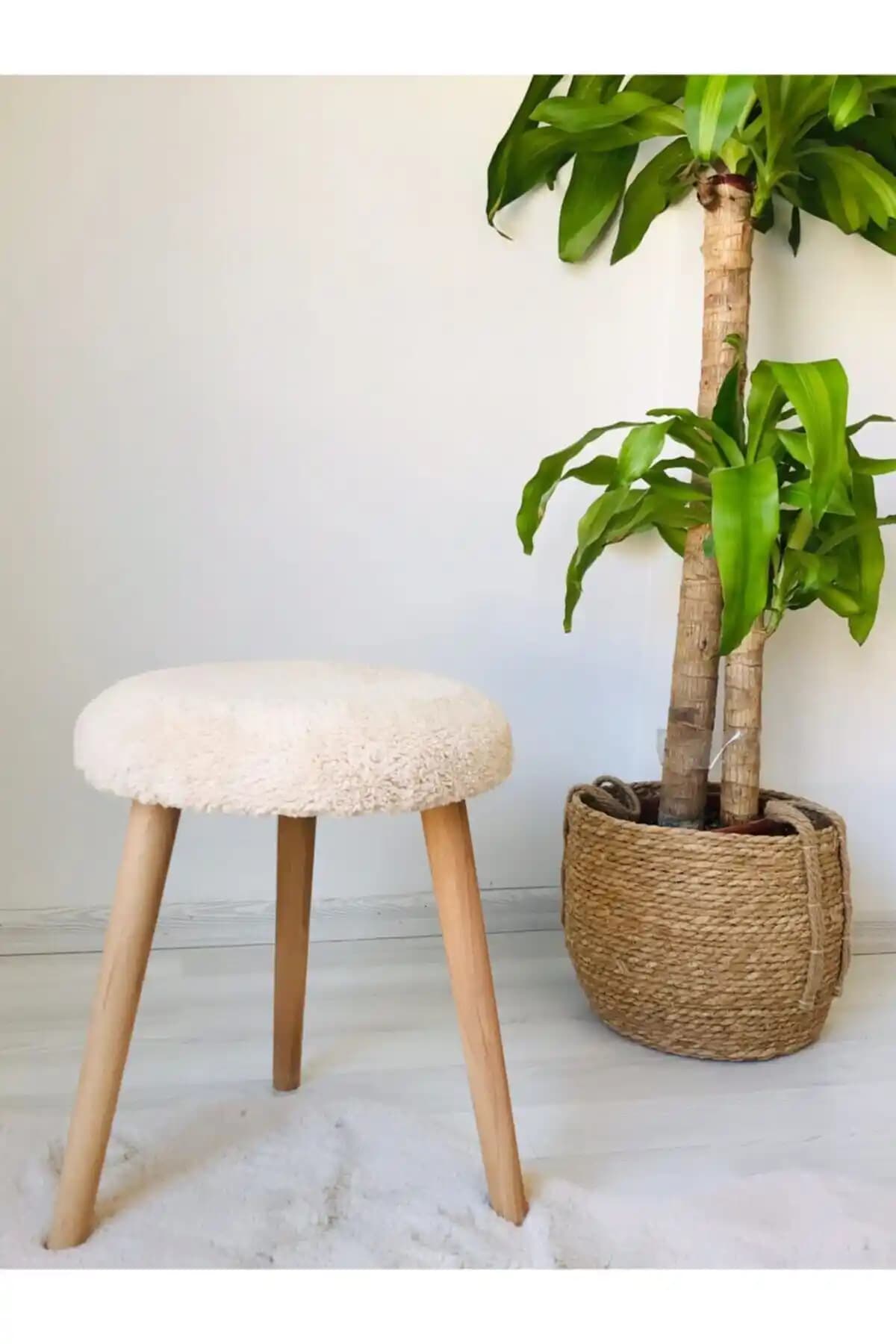 WEBPANYA Gürgen Ahşap Retro Ayak Dekoratif Puf Tabure: Estetik ve Çok Yönlü Kullanım İmkanı