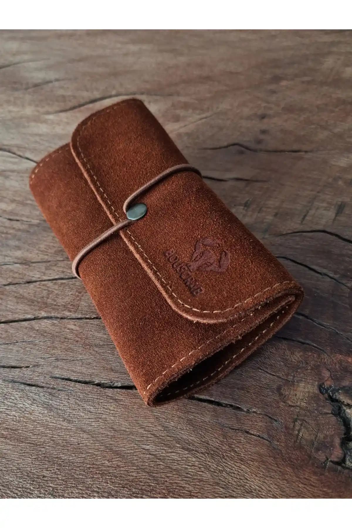 Bouscrab ve English Leather Tütün Keseleri Karşılaştırması: Malzeme, Boyut ve Kullanım Özellikleri
