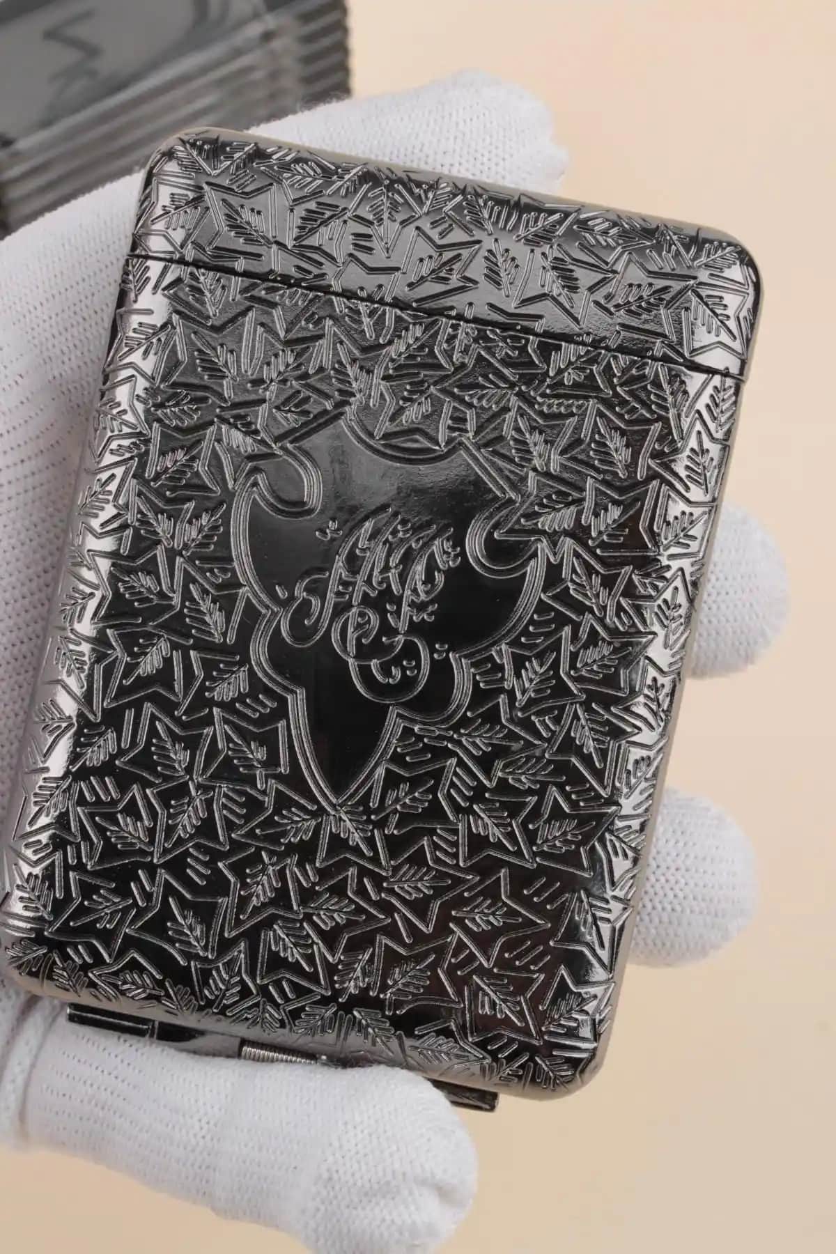 By Marine İşlemeli Retro Tasarım Metal Sigara Tabakası - Şık ve Dayanıklı Sigara Aksesuarı