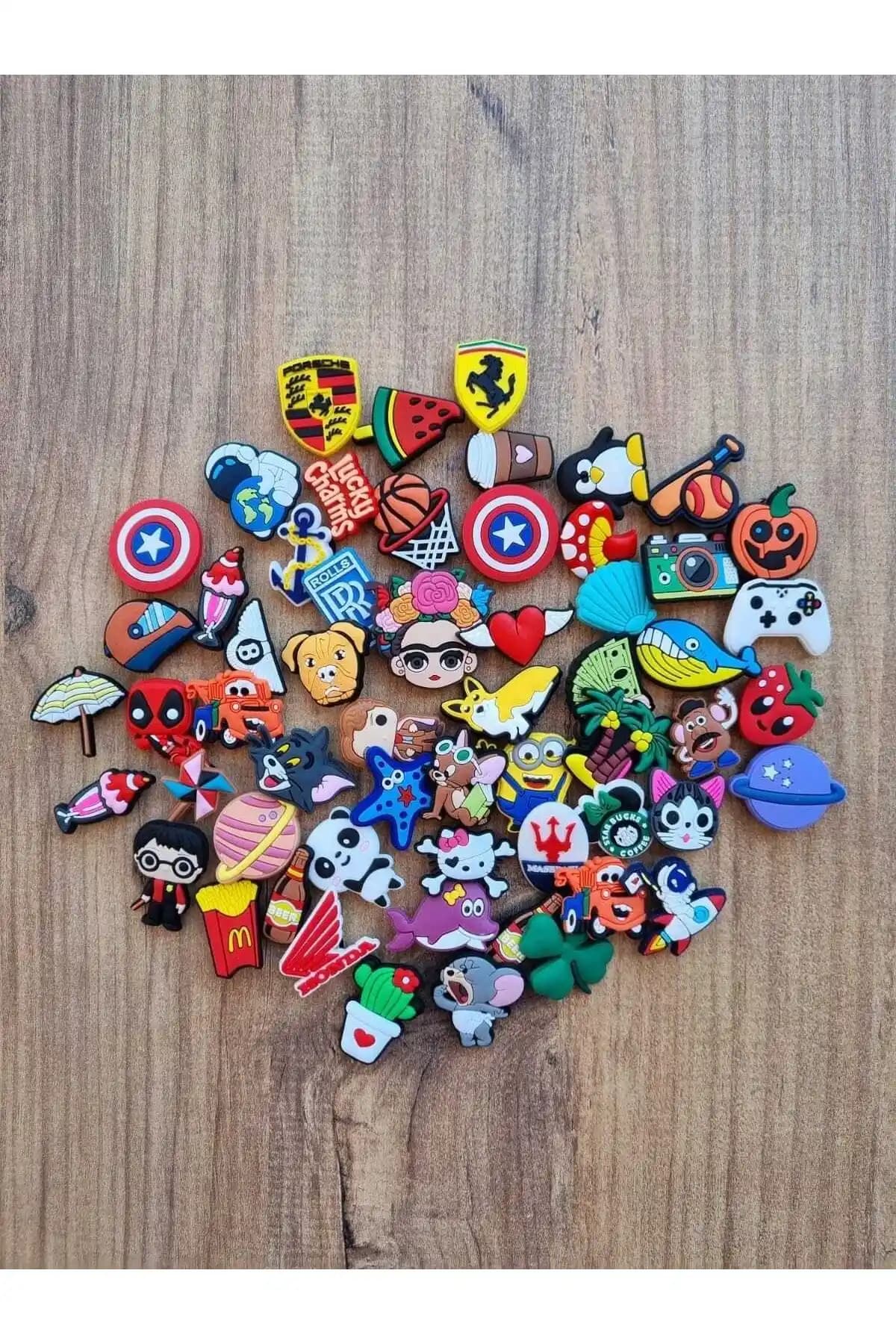 Çocuklar ve gençler için kişiselleştirilebilir renkli Crocs terlik süsleri