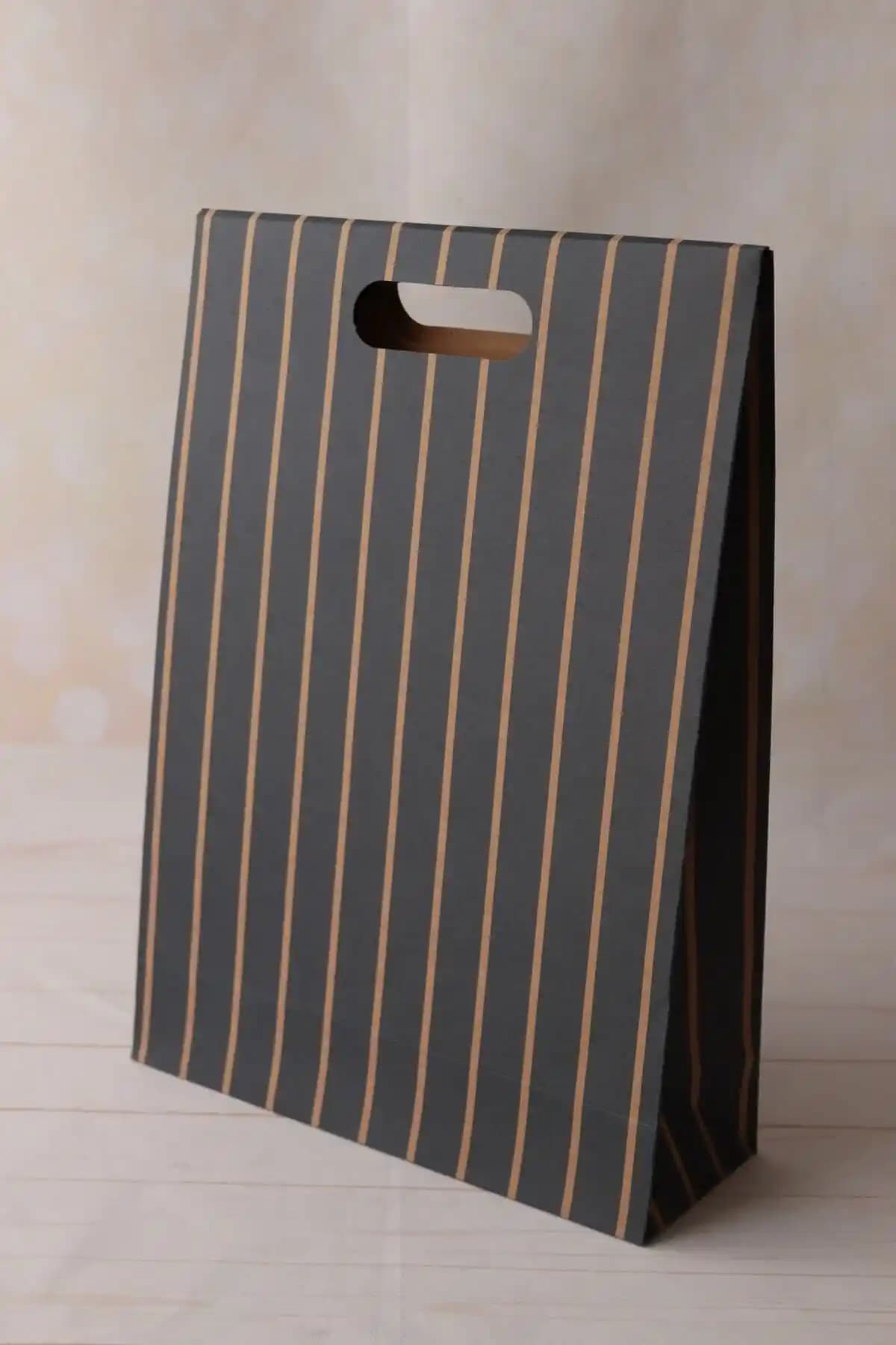 Demontecraft Siyah Çizgili Zarf-Çanta: Şık ve Dayanıklı Hediye Paketleme Aksesuarı